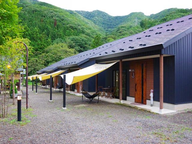 水上でコテージを1棟貸し切り贅沢に宿泊
