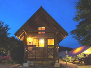 夜のバンガローはよい雰囲気です