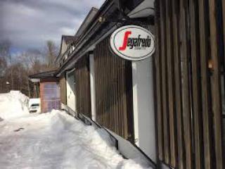 隣がスキー場なので冬は泊まってすぐにスキーを楽しめます