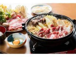 ロッジではすき焼きなど豪華な料理を味わえます