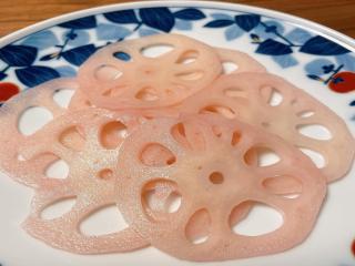 紅色に染まったれんこんスライス
