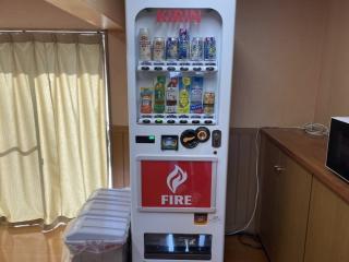 自動販売機
お酒などを含む、お飲み物の自動販売機を設置しております。