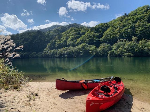 日頃の疲れを忘れて大自然の湖に漕ぎ出そう♪