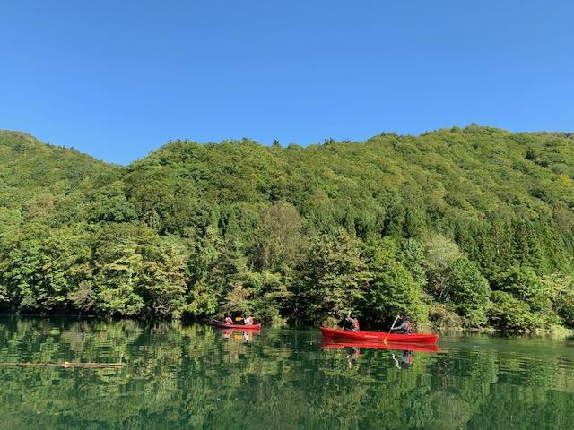 日頃の疲れを忘れて大自然の湖に漕ぎ出そう♪