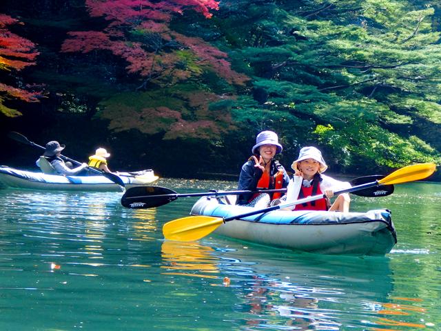 四万湖の湖でカヌーを楽しもう
