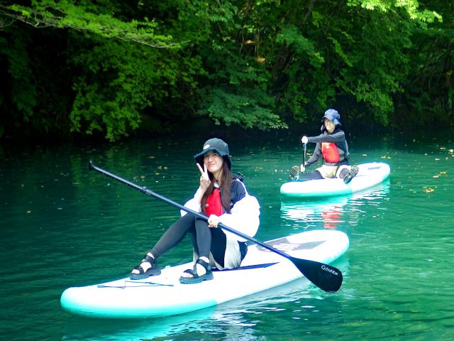 四万ブルーの湖面を滑る水上散歩 女性やご家族に大人気
