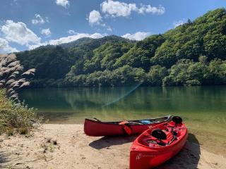 日頃の疲れを忘れて大自然の湖に漕ぎ出そう♪