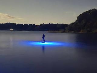 昼間とは違う、夜の佐渡の海へ♪ 幻想的なナイトSUPを楽しもう！