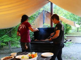 お客様がご自由に焼いて召し上がってください。