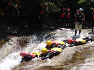 いよいよキャニオニング水上コースをスタート(^^♪爽快な水しぶきを浴び興奮の渦に巻かれよう！