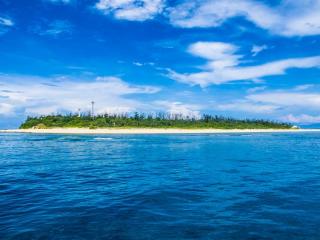 水納島までは沖縄本島北部の港から20分ぐらいで着きます。水納島は昔から水不足に悩まされていたことから島の由来がきています。瀬底島と伊江島の中間あたり、珊瑚礁に浮かぶ三日月型の小さな島で、上空から観察するとクロワッサンに見えることから、「クロワッサンアイランド」とも呼ばれています。
ダイビングポイントも数多くあり、沖縄本島からダイビングツアーを開催しているところは少なく、北部は手付かずの自然が残っている当スクールおすすめの秘境スポットです。