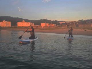 夕暮れの海へSUPで出発！
