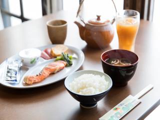 朝食は定番の和食プレート