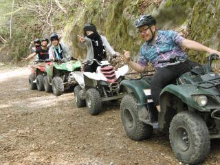 アウトドアツアーの安全説明を聞きましょう。
ガイドは外国の方もいますのでよく聞いてください。