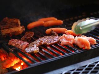 ボリューム満点のBBQは肉の量も1人前350gありますよ！いろいろ食べたい方は持ち込み自由！